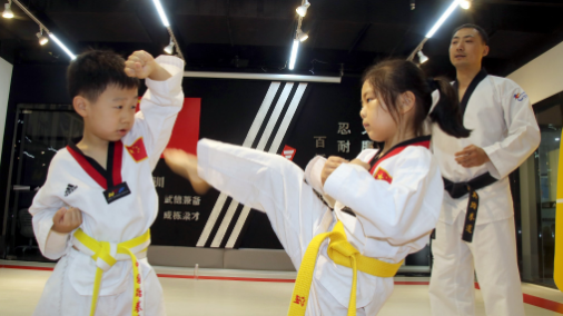 儿童在中国江苏省苏州市练习跆拳道，