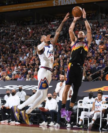 菲尼克斯太阳队的德文布克在 NBA 西部季后赛第二场比赛中得分。